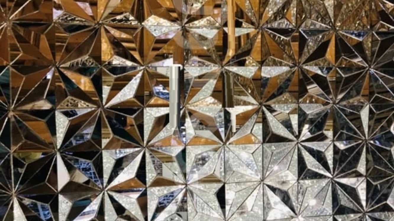 مرآة لمطحنة في مشهد